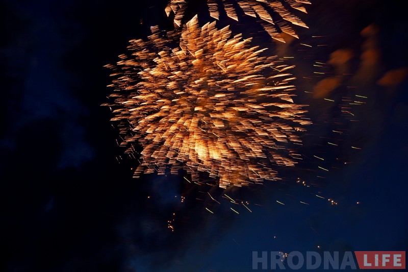 Фота: салют Незалежнасці ў хмарным небе над Гродна Фота: салют Незалежнасці ў хмарным небе над Гродна