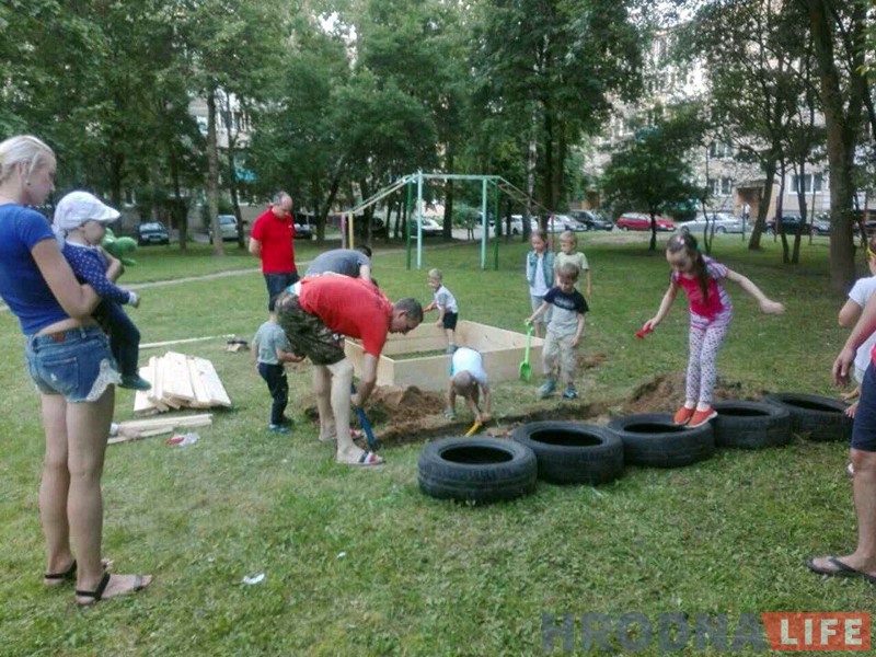 "Ад ЖЭСа нічога не дачакаешся". Гродзенцы працягваюць самі рабіць у дварах дзіцячыя пляцоўкі "Ад ЖЭСа нічога не дачакаешся". Гродзенцы працягваюць самі рабіць у дварах дзіцячыя пляцоўкі