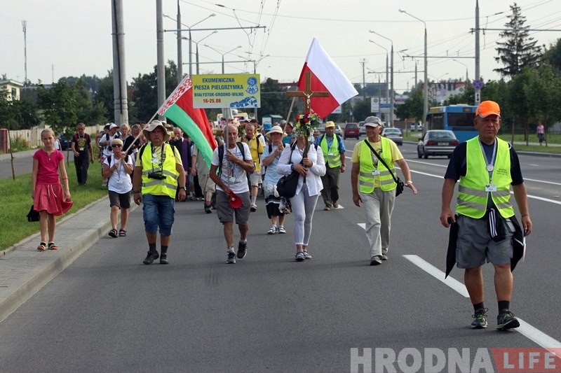 "Усіх гэтых людзей вядзе рэлігія". 400 пілігрымаў з розных гарадоў Польшчы спыніліся ў Гродне