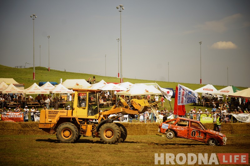 "Перамог на пустых колах". Чорная і белая "Волгі" сышліся ў фінальным двубоі гродзенскіх аўтабаёў