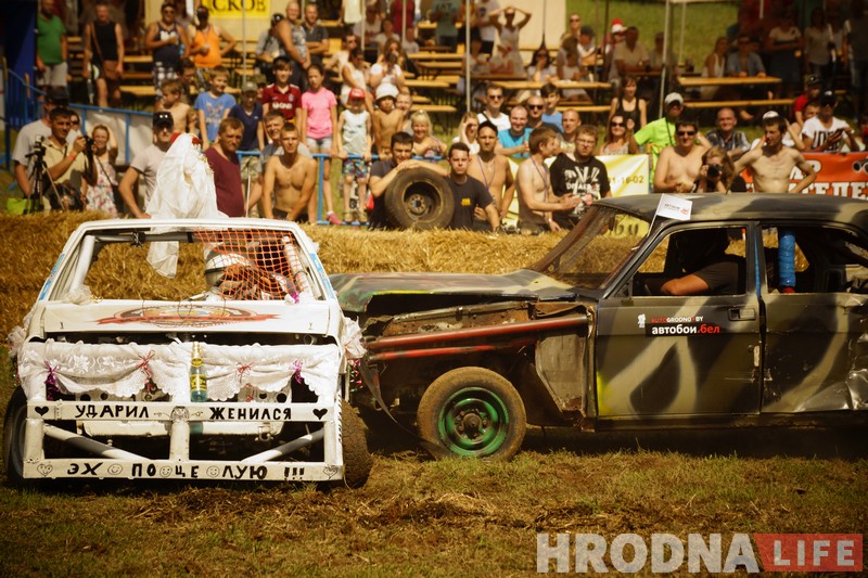 "Перамог на пустых колах". Чорная і белая "Волгі" сышліся ў фінальным двубоі гродзенскіх аўтабаёў