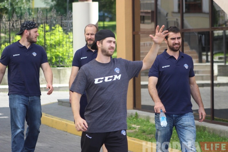 Ліга чэмпіёнаў працягваецца: У Гродна прыляцелі хакеісты швейцарскага "Цуга" Ліга чэмпіёнаў працягваецца: У Гродна прыляцелі хакеісты швейцарскага "Цуга"