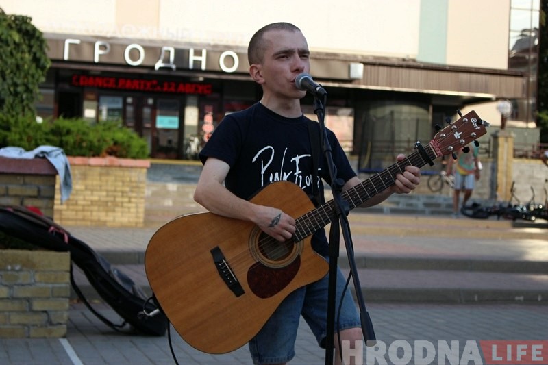 "Зямляк, ты перашкаджаеш працаваць". Адзін дзень з жыцця вулічных музыкаў на Савецкай