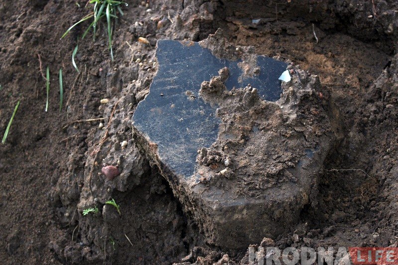 Гродзенцы працягваюць знаходзіць яўрэйскія надмагільныя пліты каля Гараднічанкі Гродзенцы працягваюць знаходзіць яўрэйскія надмагільныя пліты каля Гараднічанкі