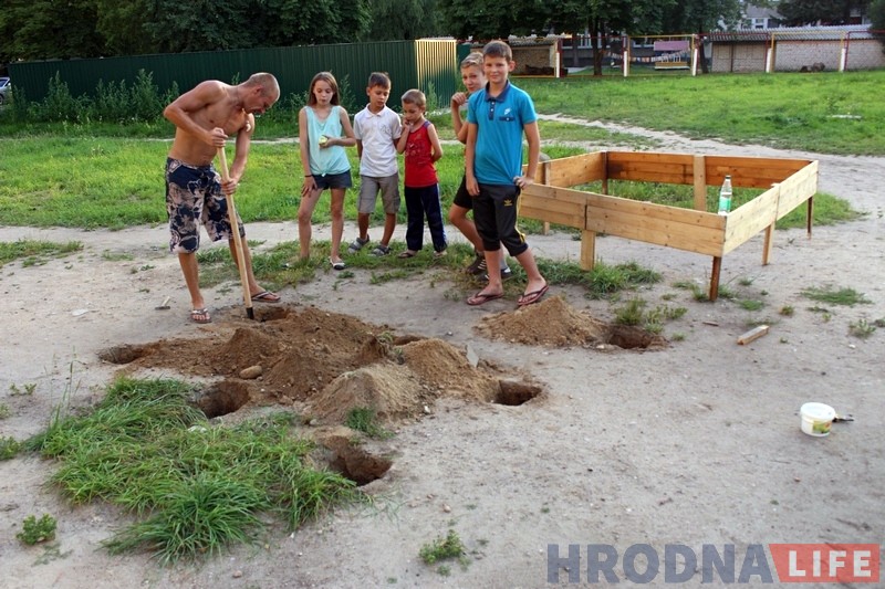 "Ад ЖЭСа нічога не дачакаешся". Гродзенцы працягваюць самі рабіць у дварах дзіцячыя пляцоўкі "Ад ЖЭСа нічога не дачакаешся". Гродзенцы працягваюць самі рабіць у дварах дзіцячыя пляцоўкі