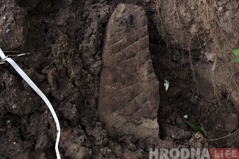 Гродзенцы працягваюць знаходзіць яўрэйскія надмагільныя пліты каля Гараднічанкі Гродзенцы працягваюць знаходзіць яўрэйскія надмагільныя пліты каля Гараднічанкі