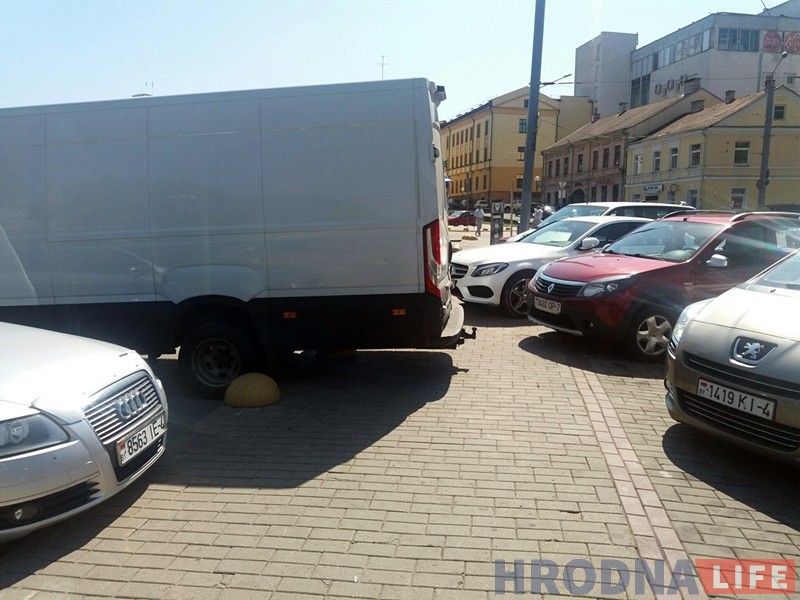 "Прайсцi немагчыма". Пешаходы на Віленскай скардзяцца на машыны і бетонныя паўсферы "Прайсцi немагчыма". Пешаходы на Віленскай скардзяцца на машыны і бетонныя паўсферы