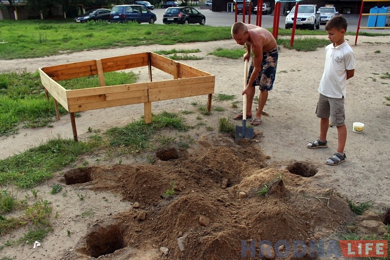 "Ад ЖЭСа нічога не дачакаешся". Гродзенцы працягваюць самі рабіць у дварах дзіцячыя пляцоўкі "Ад ЖЭСа нічога не дачакаешся". Гродзенцы працягваюць самі рабіць у дварах дзіцячыя пляцоўкі