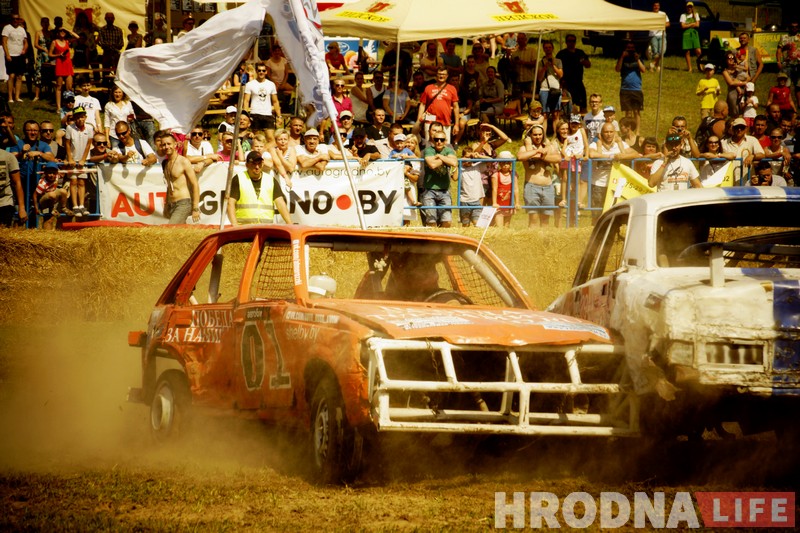 "Перамог на пустых колах". Чорная і белая "Волгі" сышліся ў фінальным двубоі гродзенскіх аўтабаёў