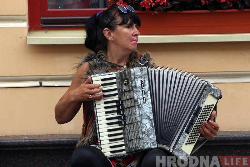"Зямляк, ты перашкаджаеш працаваць". Адзін дзень з жыцця вулічных музыкаў на Савецкай