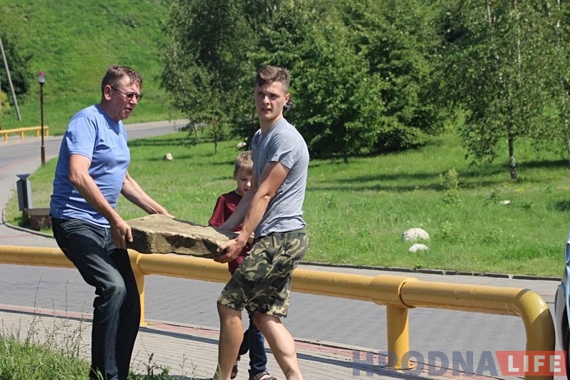 У Гараднічанцы зноў знайшлі надмагільную яўрэйскую пліту У Гараднічанцы зноў знайшлі надмагільную яўрэйскую пліту