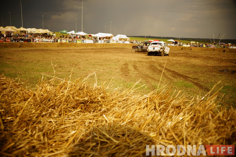 "Перамог на пустых колах". Чорная і белая "Волгі" сышліся ў фінальным двубоі гродзенскіх аўтабаёў