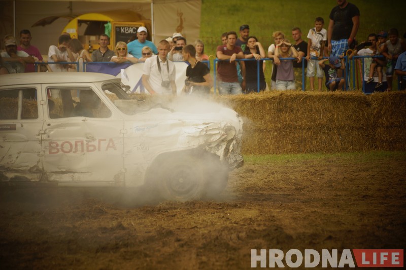 "Перамог на пустых колах". Чорная і белая "Волгі" сышліся ў фінальным двубоі гродзенскіх аўтабаёў