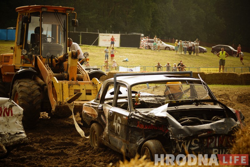 "Перамог на пустых колах". Чорная і белая "Волгі" сышліся ў фінальным двубоі гродзенскіх аўтабаёў
