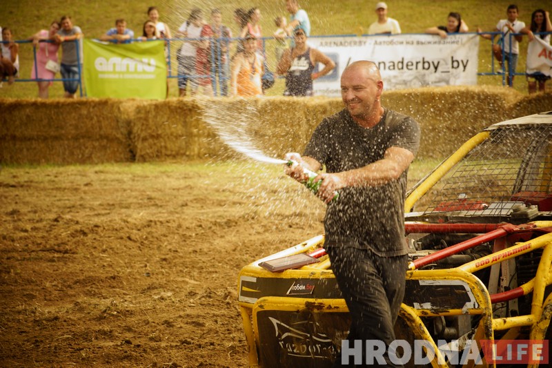 "Перамог на пустых колах". Чорная і белая "Волгі" сышліся ў фінальным двубоі гродзенскіх аўтабаёў