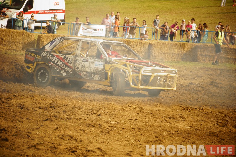 "Перамог на пустых колах". Чорная і белая "Волгі" сышліся ў фінальным двубоі гродзенскіх аўтабаёў