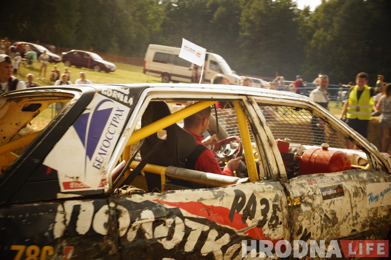 "Перамог на пустых колах". Чорная і белая "Волгі" сышліся ў фінальным двубоі гродзенскіх аўтабаёў
