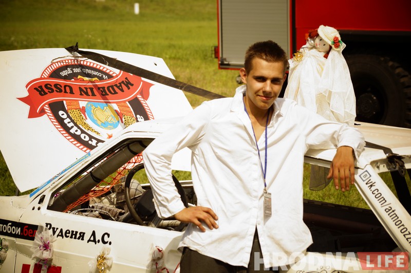 "Перамог на пустых колах". Чорная і белая "Волгі" сышліся ў фінальным двубоі гродзенскіх аўтабаёў