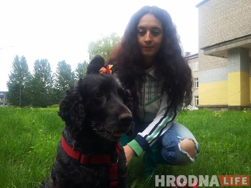 У цішыні, але не ў крыўдзе. Як гродзенка выхоўвае глухога ад нараджэння сабаку