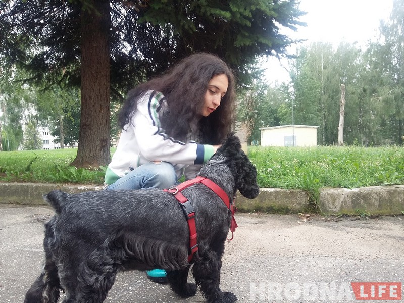 У цішыні, але не ў крыўдзе. Як гродзенка выхоўвае глухога ад нараджэння сабаку