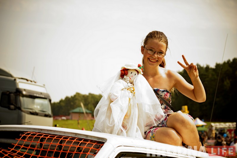 "Перамог на пустых колах". Чорная і белая "Волгі" сышліся ў фінальным двубоі гродзенскіх аўтабаёў