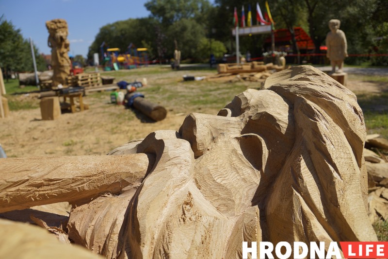 “Ніколі не ведаеш, што будзе ў канцы”. Разьбяры ў Каробчыцах ствараюць з дрэва новыя казкі