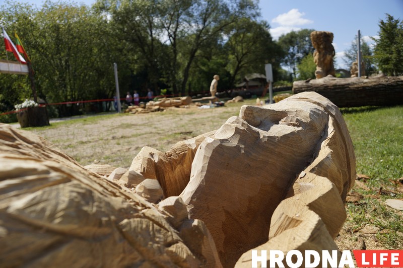 “Ніколі не ведаеш, што будзе ў канцы”. Разьбяры ў Каробчыцах ствараюць з дрэва новыя казкі