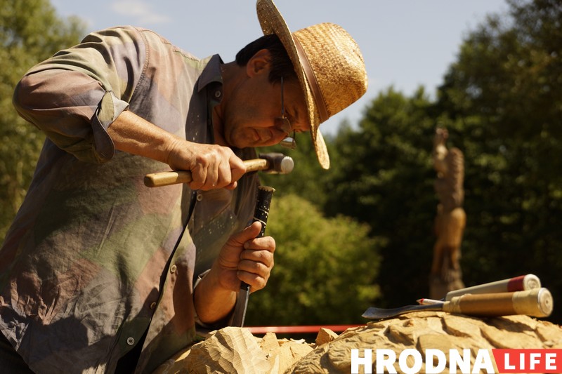 “Ніколі не ведаеш, што будзе ў канцы”. Разьбяры ў Каробчыцах ствараюць з дрэва новыя казкі