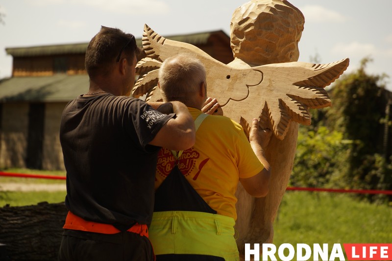 “Ніколі не ведаеш, што будзе ў канцы”. Разьбяры ў Каробчыцах ствараюць з дрэва новыя казкі