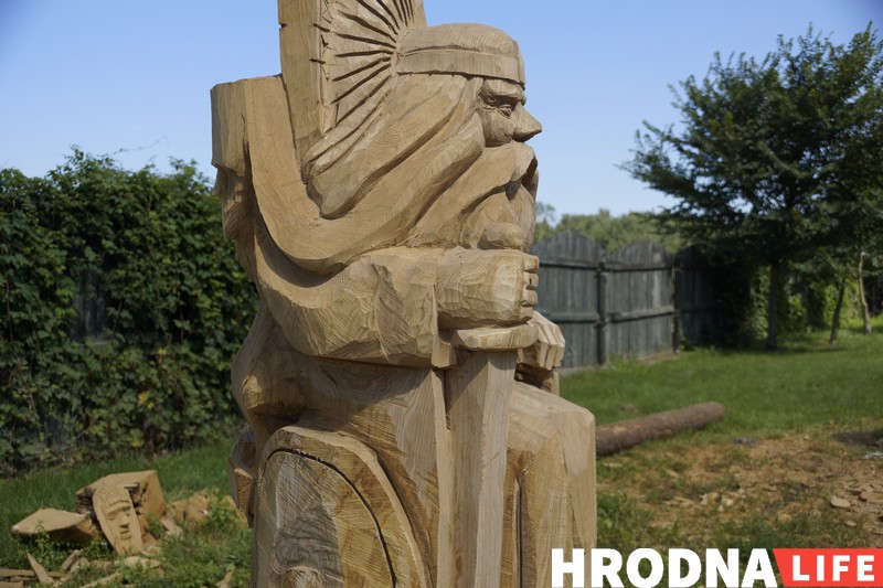 “Ніколі не ведаеш, што будзе ў канцы”. Разьбяры ў Каробчыцах ствараюць з дрэва новыя казкі