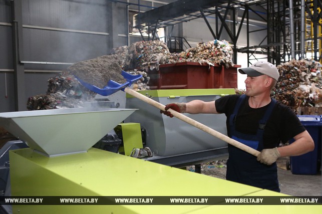 У Гродне пачалі вырабляць тратуарную плітку з пластыкавых пакетаў
