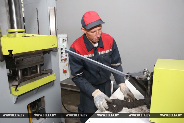 У Гродне пачалі вырабляць тратуарную плітку з пластыкавых пакетаў