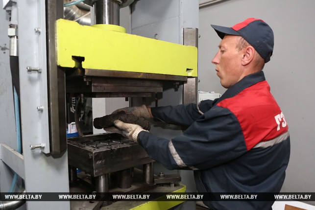 У Гродне пачалі вырабляць тратуарную плітку з пластыкавых пакетаў