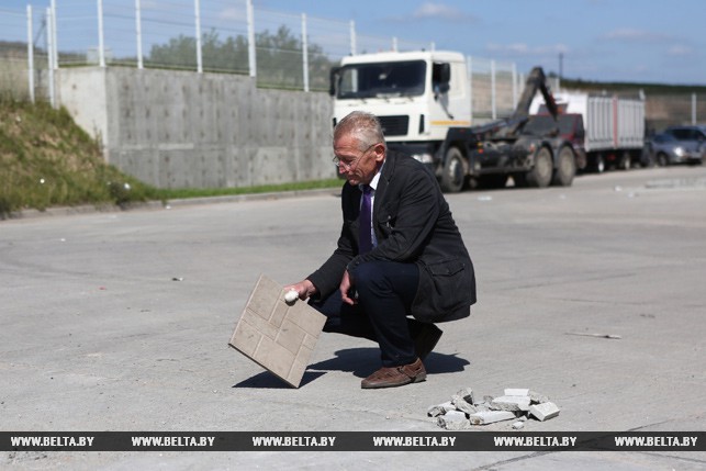 У Гродне пачалі вырабляць тратуарную плітку з пластыкавых пакетаў