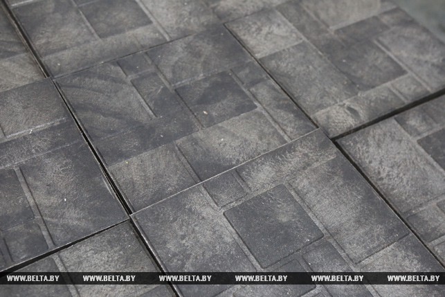 У Гродне пачалі вырабляць тратуарную плітку з пластыкавых пакетаў