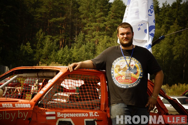 "Перамог на пустых колах". Чорная і белая "Волгі" сышліся ў фінальным двубоі гродзенскіх аўтабаёў