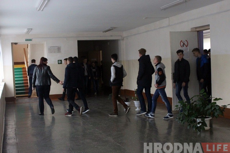 У Гродзенскім каледжы прыборабудавання пасля "задымлення" ўсіх навучэнцаў своечасова эвакуіравалі У Гродзенскім каледжы прыборабудавання пасля "задымлення" ўсіх навучэнцаў своечасова эвакуіравалі