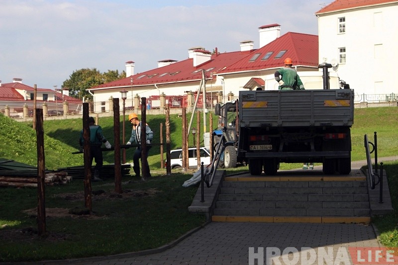 "Рабочыя ўсведамляюць адказнасць". Стары замак працягваюць рыхтаваць да рэканструкцыі "Рабочыя ўсведамляюць адказнасць". Стары замак працягваюць рыхтаваць да рэканструкцыі