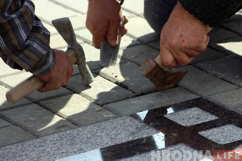 На гродзенскай Алеі кіно ўсталёўваюць новыя памятныя пліты На гродзенскай Алеі кіно ўсталёўваюць новыя памятныя пліты