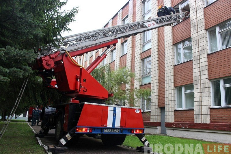У Гродзенскім каледжы прыборабудавання пасля "задымлення" ўсіх навучэнцаў своечасова эвакуіравалі У Гродзенскім каледжы прыборабудавання пасля "задымлення" ўсіх навучэнцаў своечасова эвакуіравалі