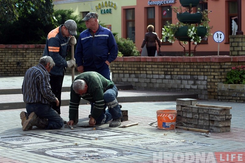 На гродзенскай Алеі кіно ўсталёўваюць новыя памятныя пліты На гродзенскай Алеі кіно ўсталёўваюць новыя памятныя пліты