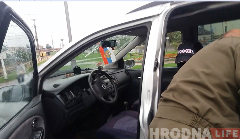 "Сустракаем гасцей". У Гродне беларускі афіцэр сцяг сваёй краіны схаваў, а расійскі павесіў