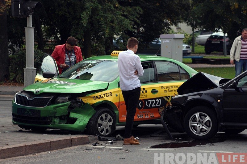 У цэнтры Гродна таксі трапіла ў ДТЗ. Кіроўца: "Пашанцавала, што на людзей не наехалі"