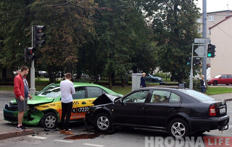 У цэнтры Гродна таксі трапіла ў ДТЗ. Кіроўца: "Пашанцавала, што на людзей не наехалі"