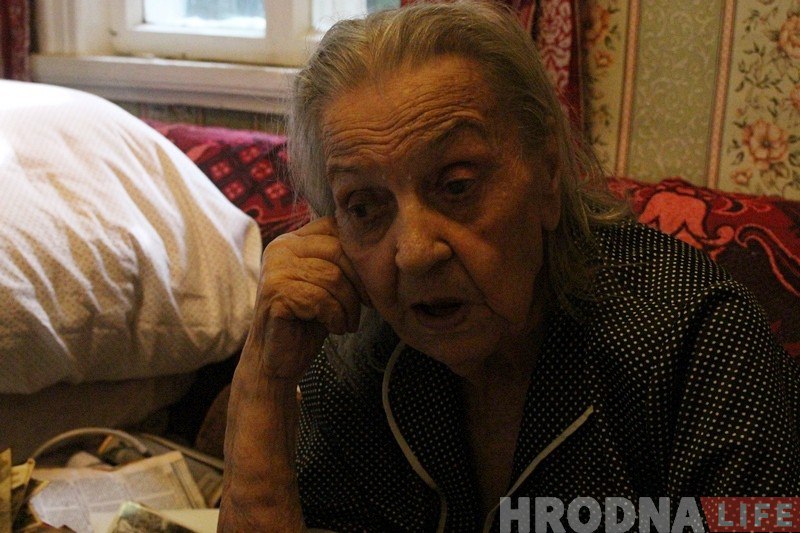 "Влезли в окно и завезли в психушку". 94-летнюю жительницу Нового света хотят признать недееспособной - она мешает стройке