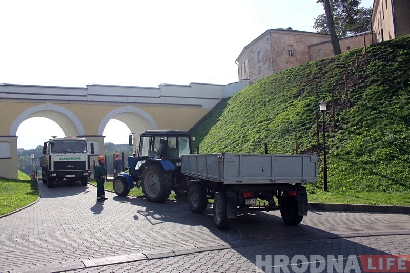 "Рабочыя ўсведамляюць адказнасць". Стары замак працягваюць рыхтаваць да рэканструкцыі "Рабочыя ўсведамляюць адказнасць". Стары замак працягваюць рыхтаваць да рэканструкцыі