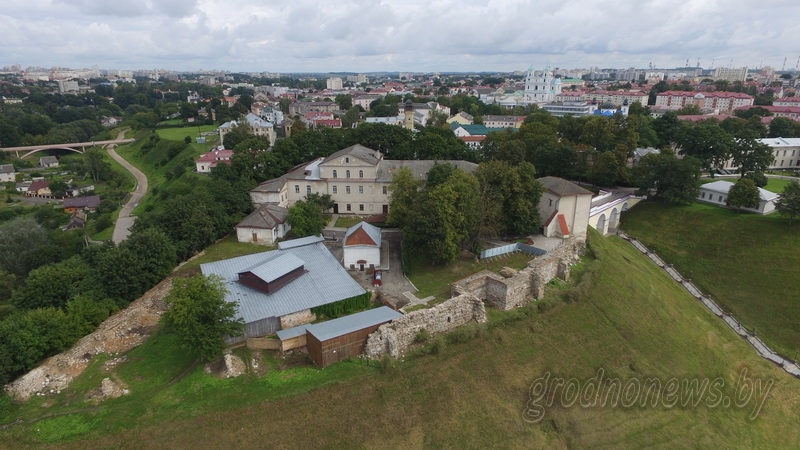 Каля сцен Старога замка пачалася падрыхтоўка да рэстаўрацыі