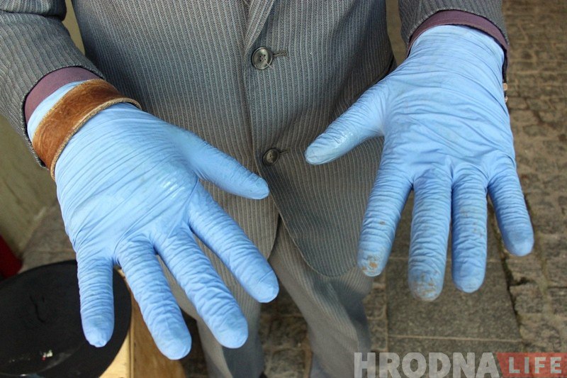 На Савецкай новы вулічны музыка - ён грае на кахоне, які зрабіў сам