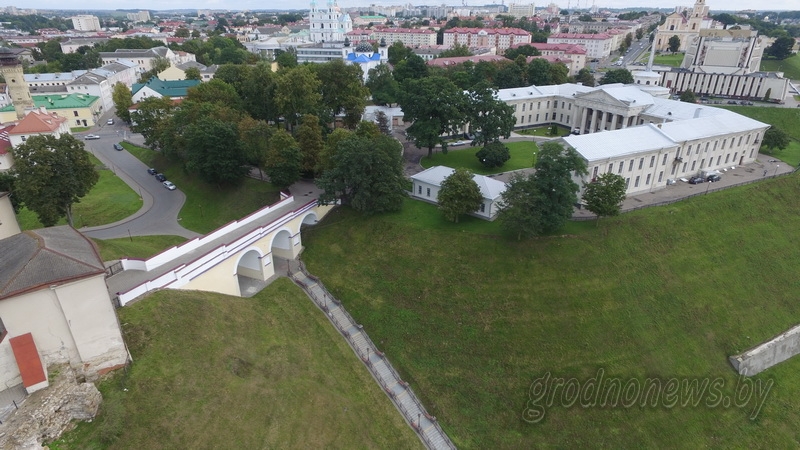Каля сцен Старога замка пачалася падрыхтоўка да рэстаўрацыі