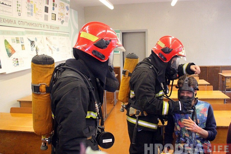 У Гродзенскім каледжы прыборабудавання пасля "задымлення" ўсіх навучэнцаў своечасова эвакуіравалі У Гродзенскім каледжы прыборабудавання пасля "задымлення" ўсіх навучэнцаў своечасова эвакуіравалі